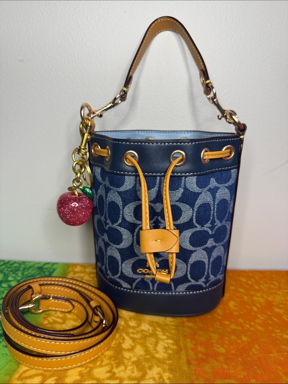 💙EUC Coach Navy Denim Signature Bucket Bag with Tan Trim💙
